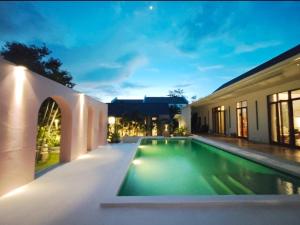 ein Swimmingpool im Hinterhof eines Hauses in der Unterkunft cloud & countyard in Mae Rim