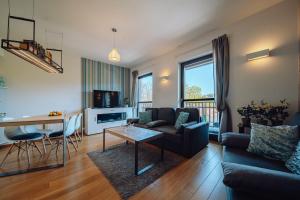 Televízia a/alebo spoločenská miestnosť v ubytovaní Panorama Gór - Centrum Miasta, Apartament z widokiem na Szrenicę