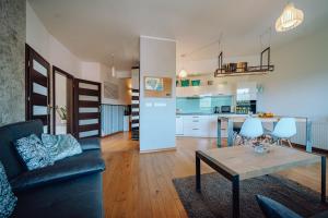 Kuchyňa alebo kuchynka v ubytovaní Panorama Gór - Centrum Miasta, Apartament z widokiem na Szrenicę
