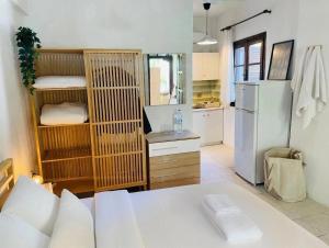 una cucina con frigorifero bianco e divano bianco di La Mirage a Nea Fokea
