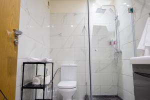 Ένα μπάνιο στο R106- Amazing & Colourful Apartment near High Speed Train Station