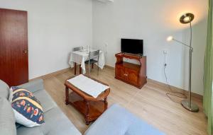 TV a/nebo společenská místnost v ubytování 2 Bedroom Amazing Apartment In A Coruña