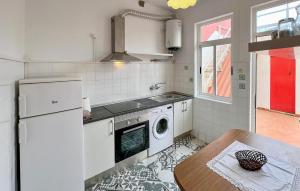 Kuchyň nebo kuchyňský kout v ubytování 2 Bedroom Amazing Apartment In A Coruña