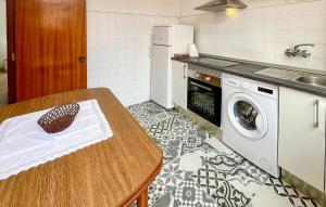 Kuchyň nebo kuchyňský kout v ubytování 2 Bedroom Amazing Apartment In A Coruña