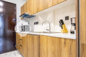 Kuchyň nebo kuchyňský kout v ubytování Bloomfields Cozy Stu in Al Maryah Island