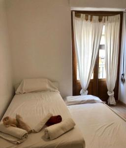 two beds sitting next to each other in a bedroom at Acogedor apartamento en Ruzafa-centro in Valencia +11 photos