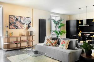 ein Wohnzimmer mit Sofa und Tisch in der Unterkunft Palazzo Valguarnera - Suites & Luxury Apartments in Palermo