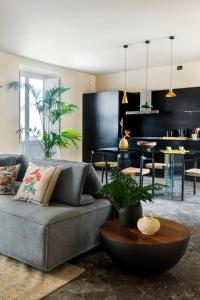 ein Wohnzimmer mit Sofa und Tisch in der Unterkunft Palazzo Valguarnera - Suites & Luxury Apartments in Palermo