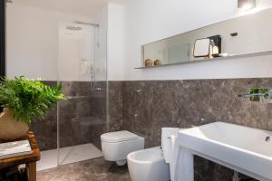 ein Badezimmer mit Toilette, Waschbecken und Dusche in der Unterkunft Palazzo Valguarnera - Suites & Luxury Apartments in Palermo