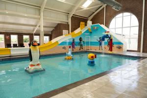 Swimmingpoolen hos eller tæt på Lyons Robin Hood Holiday Park