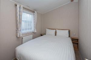 En eller flere senge i et værelse på Lyons Robin Hood Holiday Park + 13 billeder