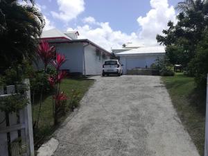 una camioneta blanca estacionada frente a una casa en Belle Villa Créole, en Petit-Bourg
