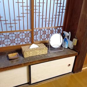 阿苏市ゲストハウス花縁 - kaen的镜子上的台面和其他物品