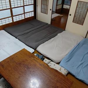 ゲストハウス花縁 - kaen客房内的一张或多张床位