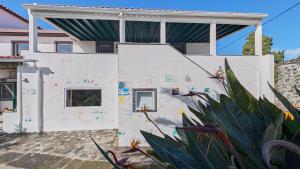 a house under construction with a wall at Loving Strangers Hostel in Madalena