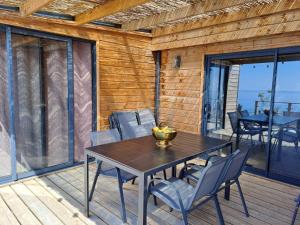 Balkón nebo terasa v ubytování Chalet avec vue mer splendide