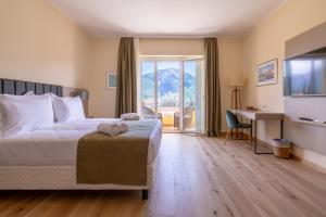 A television and/or entertainment centre at Albergo Villa Edy