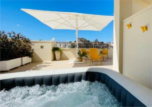 Bazén v ubytování La Collina di Montegrappa - Suites with Heated Private Pool - Suites with Shared Pool nebo v jeho okolí
