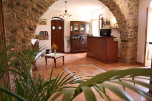 a living room with a table and a kitchen at Country House B&B Antica Dimora Del Sole in Camerota