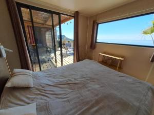 Rúm í herbergi á Chalet avec vue mer splendide