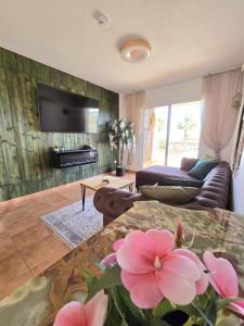 A seating area at Los Nietos Apartment