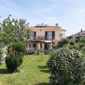 una casa grande con un patio con arbustos en Lorena with sea view, en Rovinj