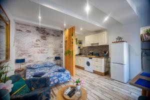 a living room with a bed and a kitchen at Studio tout équipé, plein centre in La Ciotat +11 photos