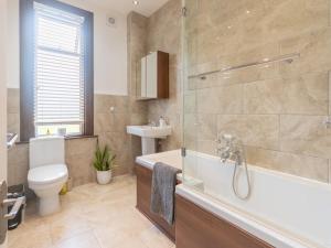 Phòng tắm tại Comfortable 3 bed near Southend Pass the Keys +38 ảnh