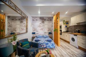 a living room with a couch and a kitchen at Studio tout équipé, plein centre in La Ciotat