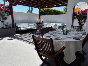 stół z białym blatem na patio w obiekcie Espacioso Bungalow 2 dormitorios en Maspalomas w mieście Maspalomas