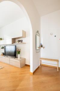 un soggiorno con TV e panca di Maison Gigi a Lecco