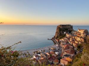 vista sulla città di Posiano e sull'oceano di Leonardo Suites Scilla a Scilla