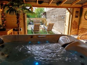 Bazén v ubytování Entre monts et collines B&B et spa en option nebo v jeho okolí