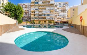 トレモリノスにあるGorgeous Apartment In Torremolinosの建物の前のプール