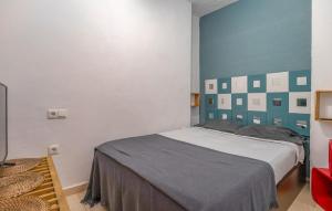 トレモリノスにあるGorgeous Apartment In Torremolinosのベッドルーム1室(青と白の壁のベッド1台付)