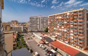 トレモリノスにあるGorgeous Apartment In Torremolinosの高層ビルが立ち並ぶ都市の航空写真