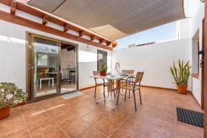 A balcony or terrace at Casa Esmeralda Még 21 kép