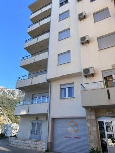 ラファイロヴィチにあるApartments EVGの高層ビル