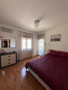 ラファイロヴィチにあるApartments EVGのベッドとドレッサーと窓のある寝室