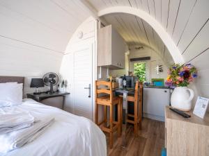 Kuchyň nebo kuchyňský kout v ubytování Glamping Pod with ensuite WC Near Kingsbridge & Salcombe