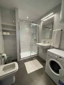 La salle de bains est pourvue d'un lavabo et d'un lave-linge. dans l'établissement DimaX Apartments, à Budva 10 autres photos