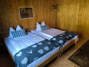 Letto o letti in una camera di Berggasthaus Matu