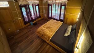 Llit o llits en una habitació de Sifar - Stay & Art Café, Shangarh
