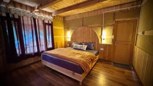 Llit o llits en una habitació de Sifar - Stay & Art Café, Shangarh