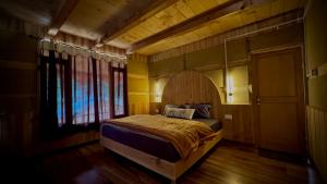 Llit o llits en una habitació de Sifar - Stay & Art Café, Shangarh