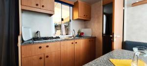 A kitchen or kitchenette at MareBlue Mobilhomes on Camping Mare e Pineta