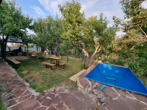 Bassein majutusasutuses Загородный дом või selle lähedal