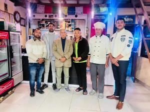 Treez Resort في كاتماندو: مجموعة من الرجال يلتقطون صورة في متجر