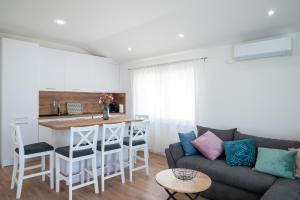 a living room with a couch and a table at Apartman Tarja in Kastel Novi