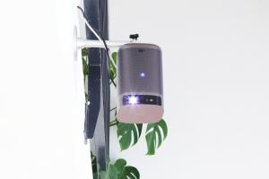 a cell phone is attached to a pole at reoh I Maisonette am See I Malerischer Ausblick I Beamer I Berlin in 30min in Strausberg